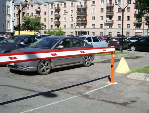 Шлагбаум во дворе дома